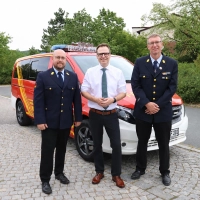 Am Freitag, 17. Juli, wurde Stefan Kallert (rechts) im Beisein von Landrat Dr. Christian von Dobschütz (Mitte) von Kreisbrandtrat Florian Brandt (links) in sein neues Amt bestellt. (Foto: Landratsamt Neustadt/Anne Wagner)