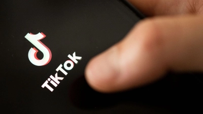 Eine Person öffnet die Tiktok-App. (Foto: Marijan Murat/Deutsche Presse-Agentur GmbH/dpa)