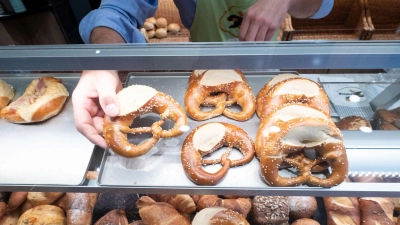 Backwaren in einer Auslage: Bei einer Abstimmung des Falstaff-Magazins schnitten Bäckereien aus dem Landkreis Neustadt/Aisch-Bad Windsheim besonders gut ab. (Foto: Bernd Weißbrod/dpa)