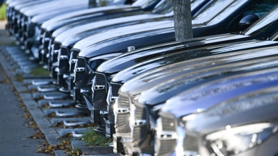 Nachfragen lohnt sich: Laut ADAC-Studie sind bei vielen Autohändlern Nachlässe im vierstelligen Bereich möglich. (Foto: Bernd Weißbrod/dpa/dpa-tmn)