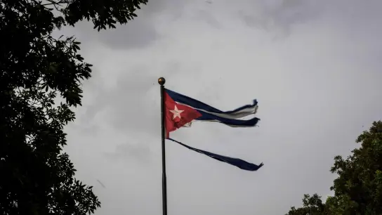 Eine kubanische Flagge, von „Ian“ zerfetzt: Nach dem verheerenden Hurrikan haben viele Menschen in Kuba weiter keinen Strom. (Foto: Ramon Espinosa/AP/dpa)