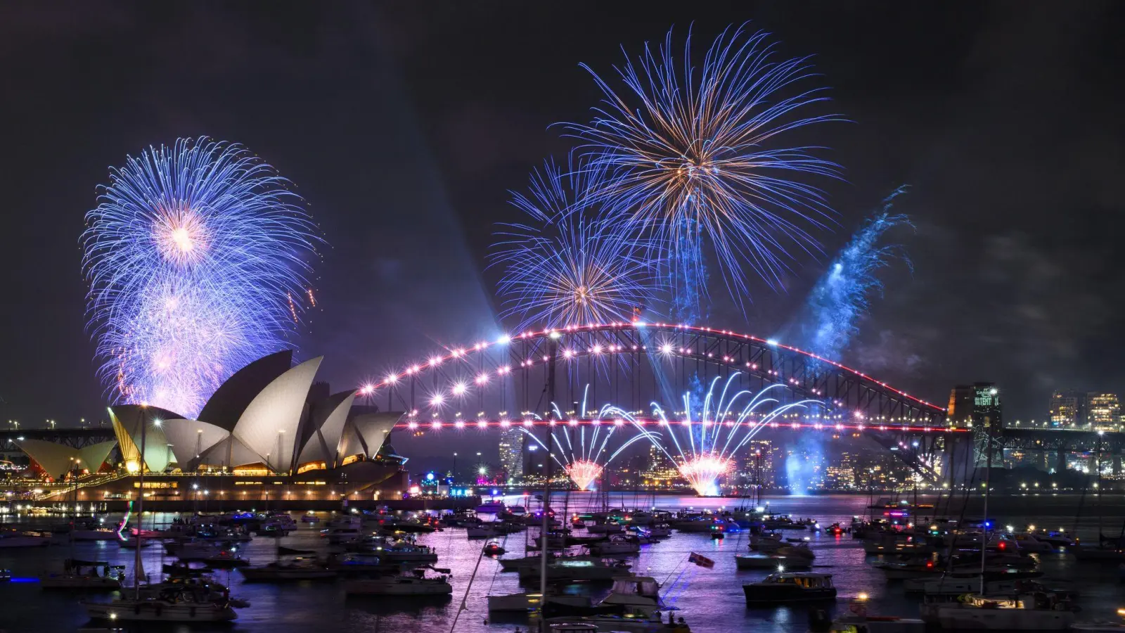 Bald ist es auch in Sydney soweit - mit einem Vor-Feuerwerk wird hier schon vor Mitternacht gefeiert.  (Foto: Dan Himbrechts/AAP/dpa)