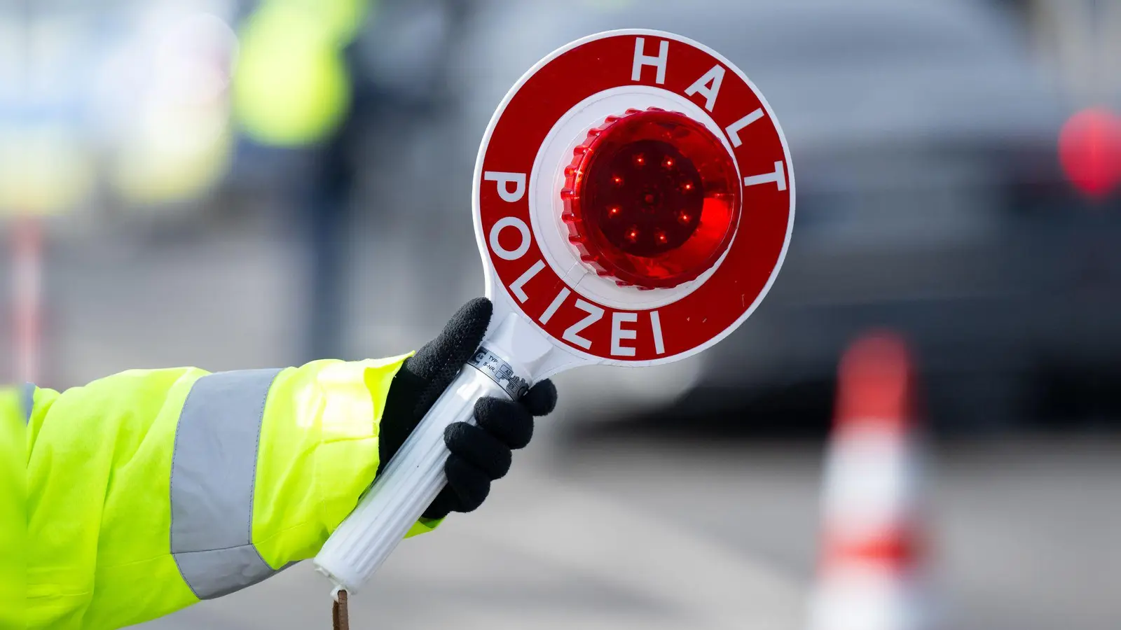 Der Polizist hatte den Wagen an einem Parkplatz in Deggendorf anhalten wollen. (Symbolbild) (Foto: Sven Hoppe/dpa)