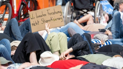 Anlass für die Demonstrationen ist der internationale Tag zur Aufklärung über die Krankheit am 12. Mai. (Foto: Pia Bayer/dpa)