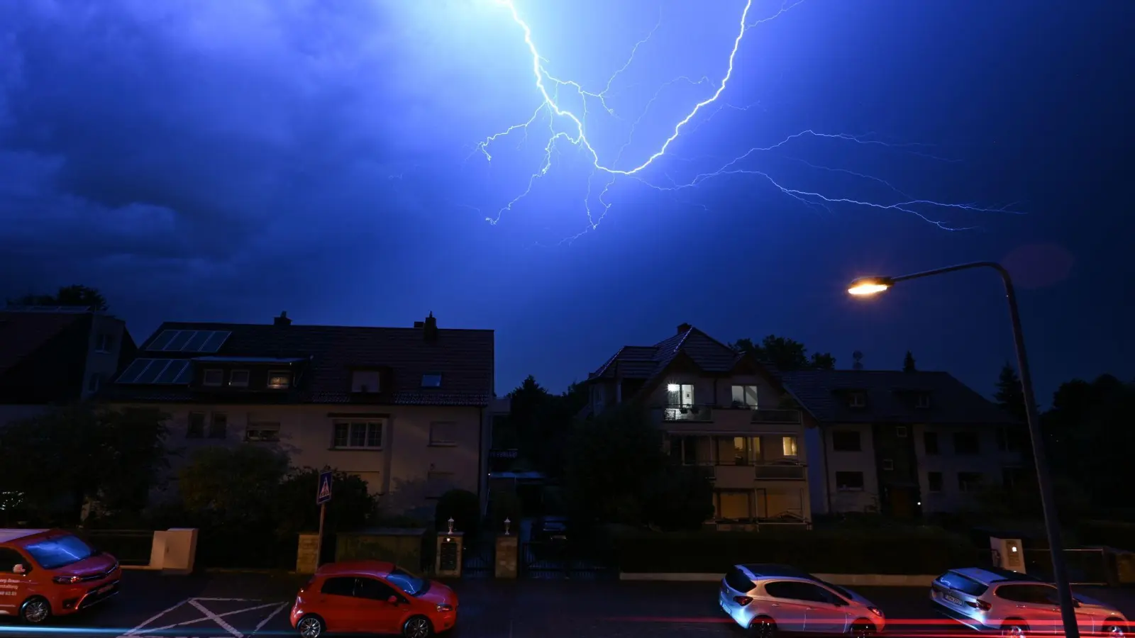 Blitze entladen sich am Frankfurter Abendhimmel. (Foto: Arne Dedert/dpa)