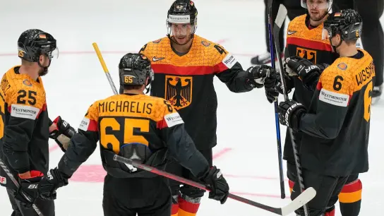 Deutschlands Eishockey-Cracks haben den Viertelfinaleizug bereits sicher. (Foto: Martin Meissner/AP/dpa)