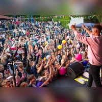 Nevio Passaro und seine Band werden auch in diesem Jahr wieder ein Schulhofkonzert auf dem Areal der Emskircher Grundschule geben. Im Vorjahr waren mehr als 2000 Kinder und Erwachsene dabei. Diese Zahl will man noch toppen. (Archivbild: Mirko Fryska)