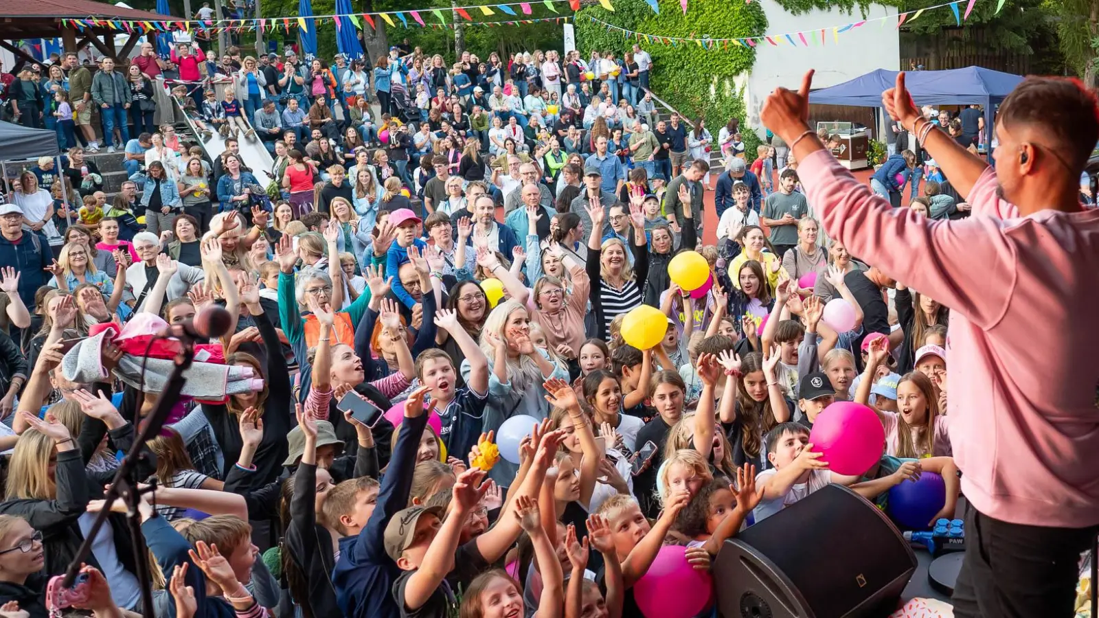 Nevio Passaro und seine Band werden auch in diesem Jahr wieder ein Schulhofkonzert auf dem Areal der Emskircher Grundschule geben. Im Vorjahr waren mehr als 2000 Kinder und Erwachsene dabei. Diese Zahl will man noch toppen. (Archivbild: Mirko Fryska)