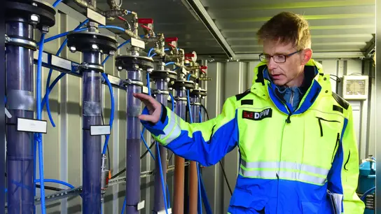 Stephan Haas von der Umwelt-Abteilung der US-Garnison zeigt die Pilotanlage zur Reinigung des PFC-kontaminierten Grundwassers. (Archivbild: Sarina Schwinn)