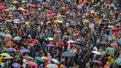 In Deutschland leben mehr als 80 Millionen Menschen. Laut einer Prognose könnte die Zahl in den kommenden Jahren sinken. (Foto: Focke Strangmann/dpa)