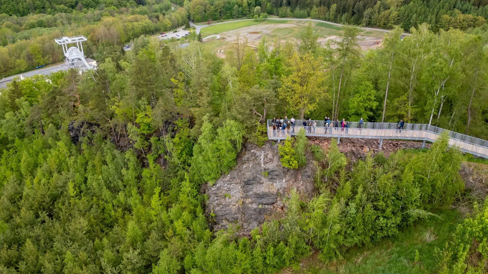 Die ersten Besucher stehen auf der neuen Aussichtsplattform am Schacht 371 des ehemaligen Bergbauunternehmens Wismut AG. Hier und an anderen Stellen in Sachsen und Thüringen wurde nach dem Zweiten Weltkrieg Uran abgebaut. (Foto: Jan Woitas/dpa/dpa-tmn)