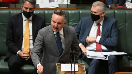 Chris Bowen, Klimaminister von Australien, spricht während der Fragestunde im Repräsentantenhaus im Parlamentsgebäude. Das Repräsentantenhaus hat zum ersten Mal ein Klimagesetz verabschiedet. (Foto: Mick Tsikas/AAP/dpa)