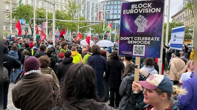 Der Protest richtet sich gegen die Teilnahme Israels am ESC. (Foto: Britta Schultejans/dpa)