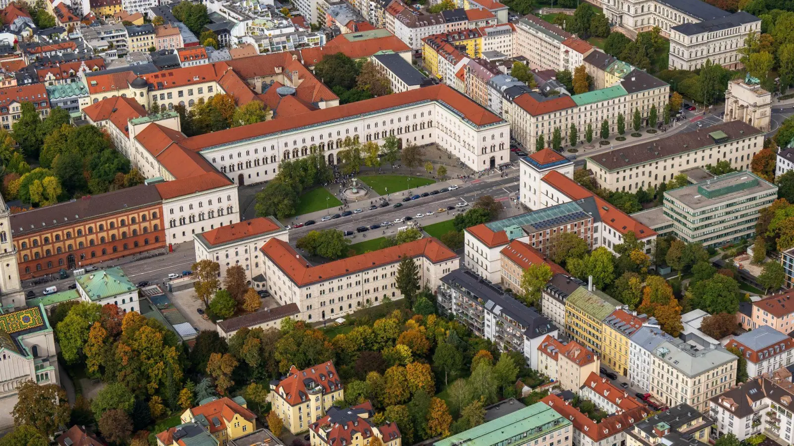Die Ludwig-Maximilians-Universität München am Geschwister Scholl-Platz. (Foto: Peter Kneffel/dpa)