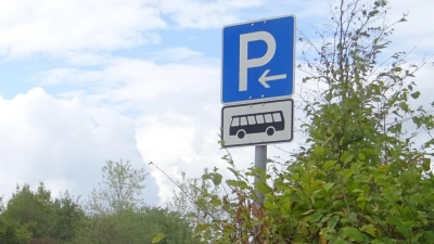 Es kamen vor dem Fußballspiel keine Busse auf den für sie reservierten Teil des Parkplatzes am Ansbacher Aquella. Er wurde deshalb für Pkw freigegeben. (Foto: Florian Pöhlmann)
