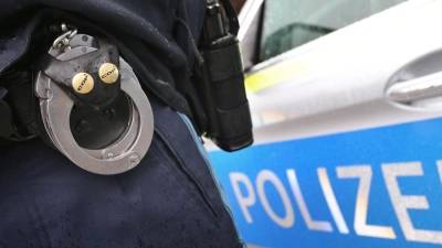 Die Polizei nimmt den Mann vorläufig fest. (Symbolbild) (Foto: Karl-Josef Hildenbrand/dpa)