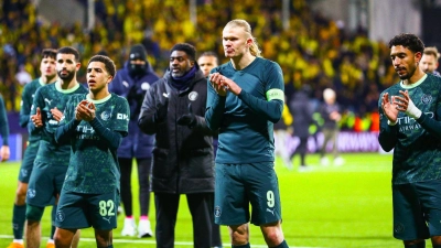 Kein Grund zur Freude: Erling Haaland (M) blamierte sich mit Manchester in seiner Heimat. (Foto: Mats Torbergsen/NTB/dpa)
