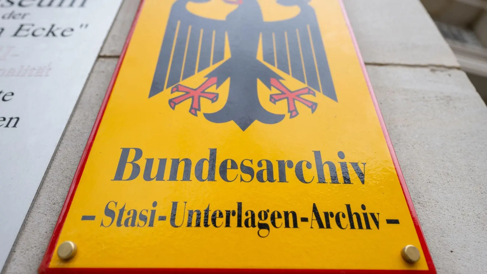 Jährlich werden immer noch rund 30.000 Anträge auf Einsicht in Stasi-Akten gestellt. (Foto: Hendrik Schmidt/dpa)
