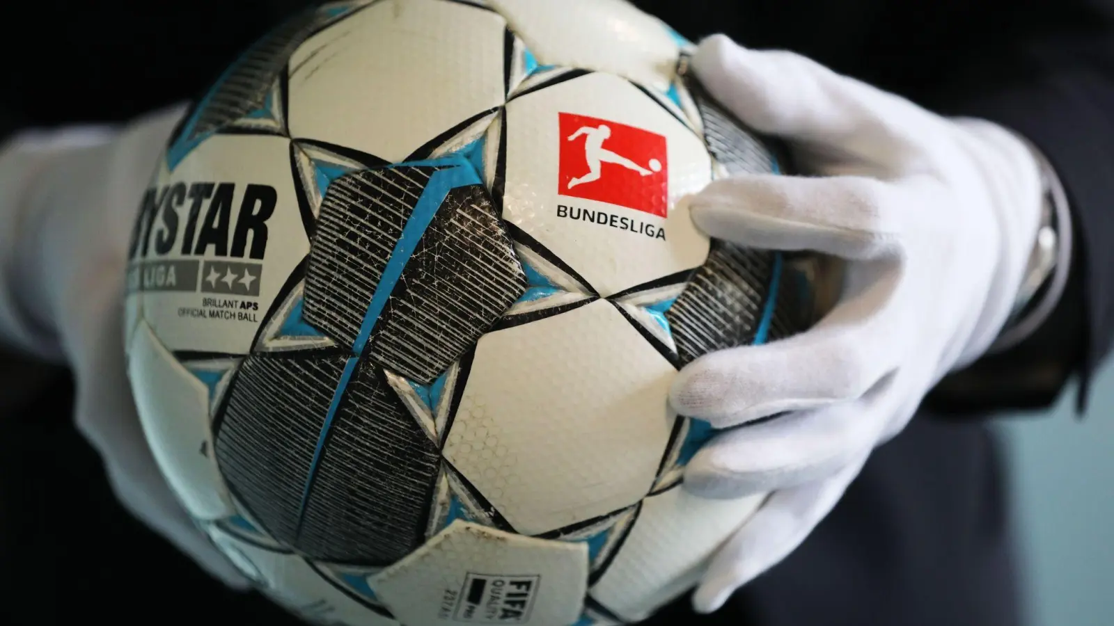 Der Fußball des ersten Geisterspiels in der Bundesliga (Borussia Mönchengladbach - 1.FC Köln). (Foto: Oliver Berg/dpa)