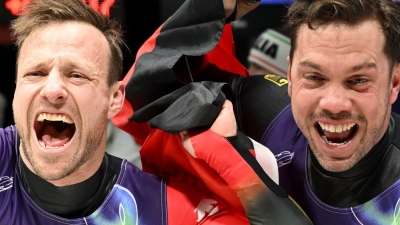 Die Rekord-Olympioniken Tobias Arlt (links) und Tobias Wendl tragen die deutsche Fahne bei der Schlussfeier. (Archivfoto) (Foto: Robert Michael/dpa)