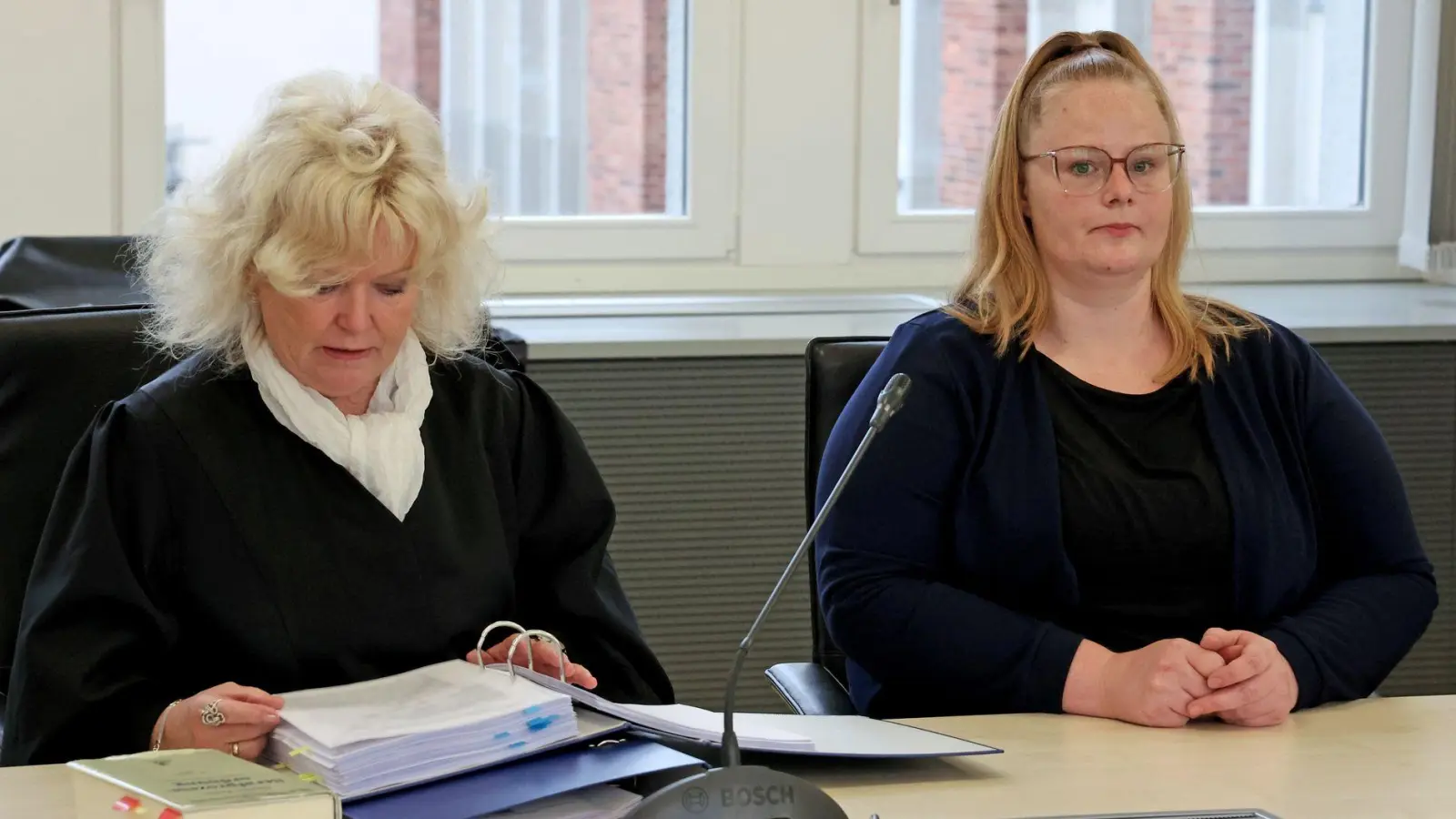 Die Mutter des ermordeten Achtjährigen (r) zeigte sich erneut gefasst im Prozess. (Foto: Bernd Wüstneck/dpa)