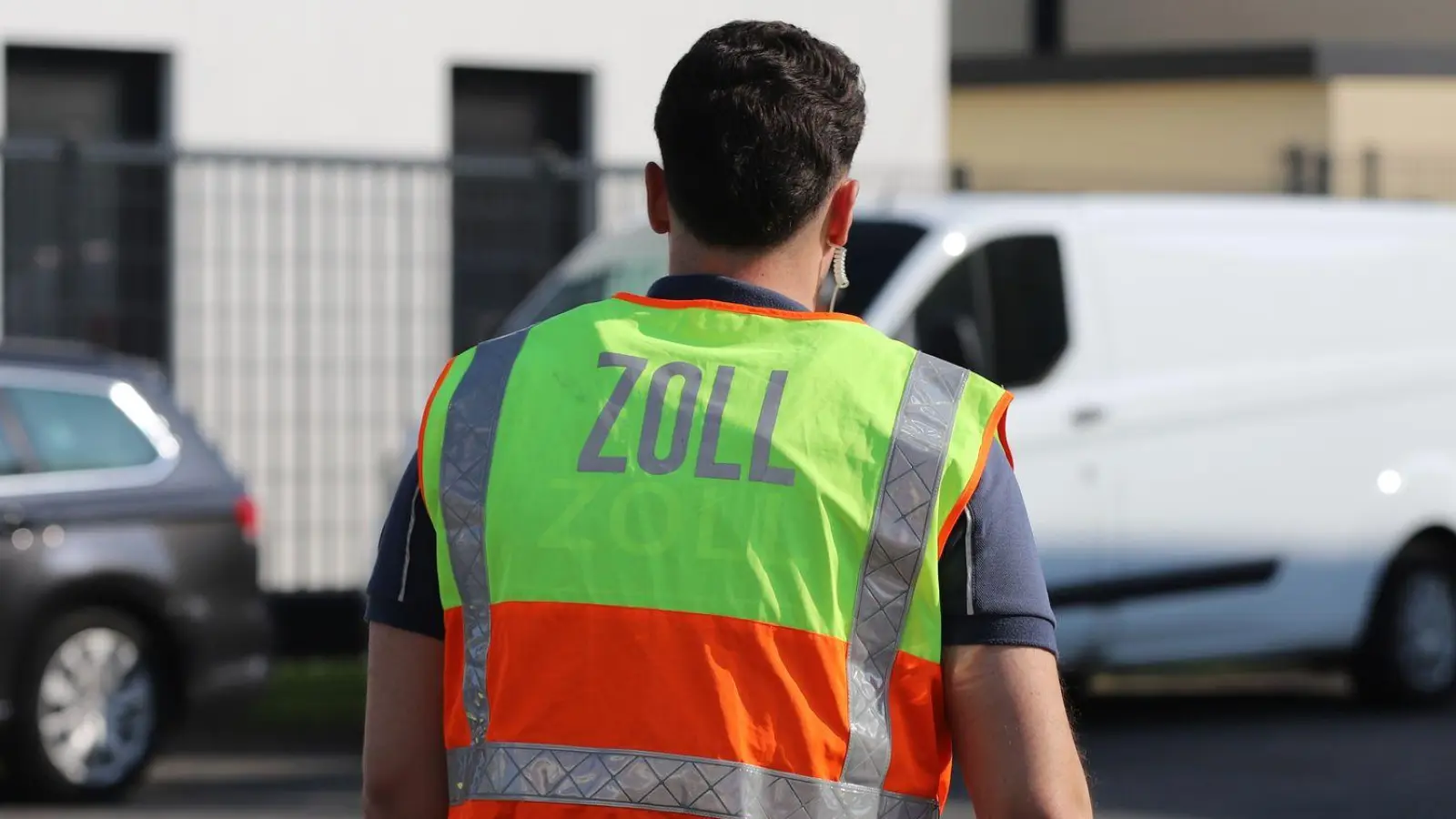 Ein Zöllner bei der Überprüfung einer Baustelle - immer wieder macht der Zoll Schwarzarbeiter ausfindig. (Foto: Sascha Thelen/dpa)