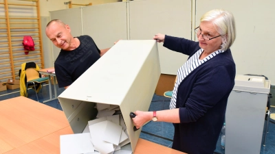 Kurz nach 18 Uhr in der Güllschule: In einem von drei Wahllokalen kippen Hartmut Hüttinger und Christa Ströbel die Wahlurne aus. (Foto: Irmeli Pohl)