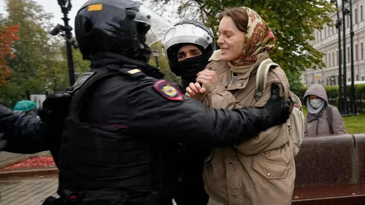 Polizisten halten während einer Demonstration in Moskau im September eine Frau fest. (Foto: Uncredited/AP/dpa)