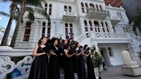 Ein Chor singt während der Wiedereröffnungsveranstaltung im Hof des Sursock-Museums. (Foto: Hussein Malla/AP/dpa)