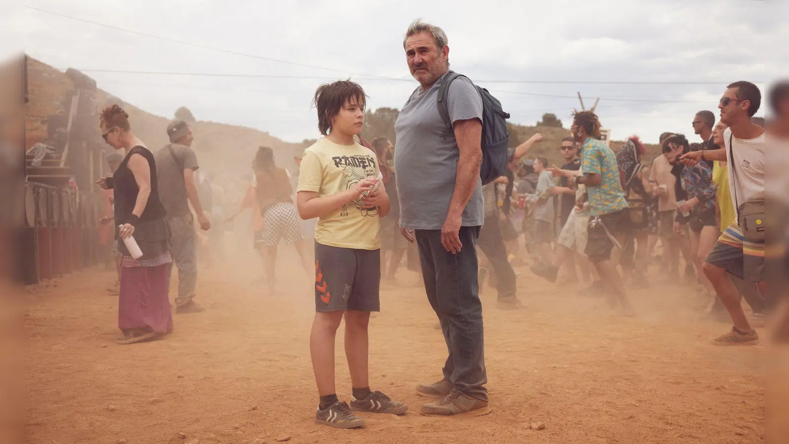 Sergi Lopéz (r) als Luis und Bruno Núñez als sein Sohn Estéba in einer Filmszene. (Foto: Quim Vives/Pandora Filmverleih/dpa)