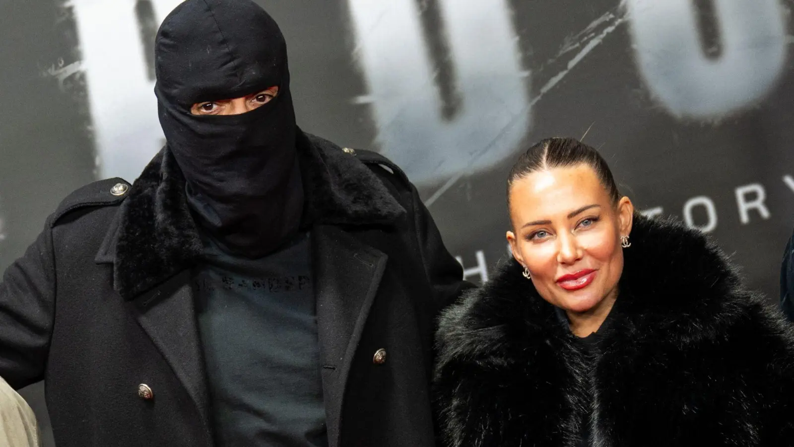 Haftbefehl (bürgerlich Aykut Anhan und hier verhüllt) besucht mit seiner Frau Nina Anhan eine Kinoaufführung der Dokumentation „Babo - Die Haftbefehl-Story“ in Berlin. (Archivbild) (Foto: Christophe Gateau/dpa)