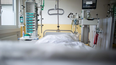 Ein leeres Bett steht in der Intensivstation einer Klinik. (Foto: Jonas Güttler/dpa/Symbolbild)