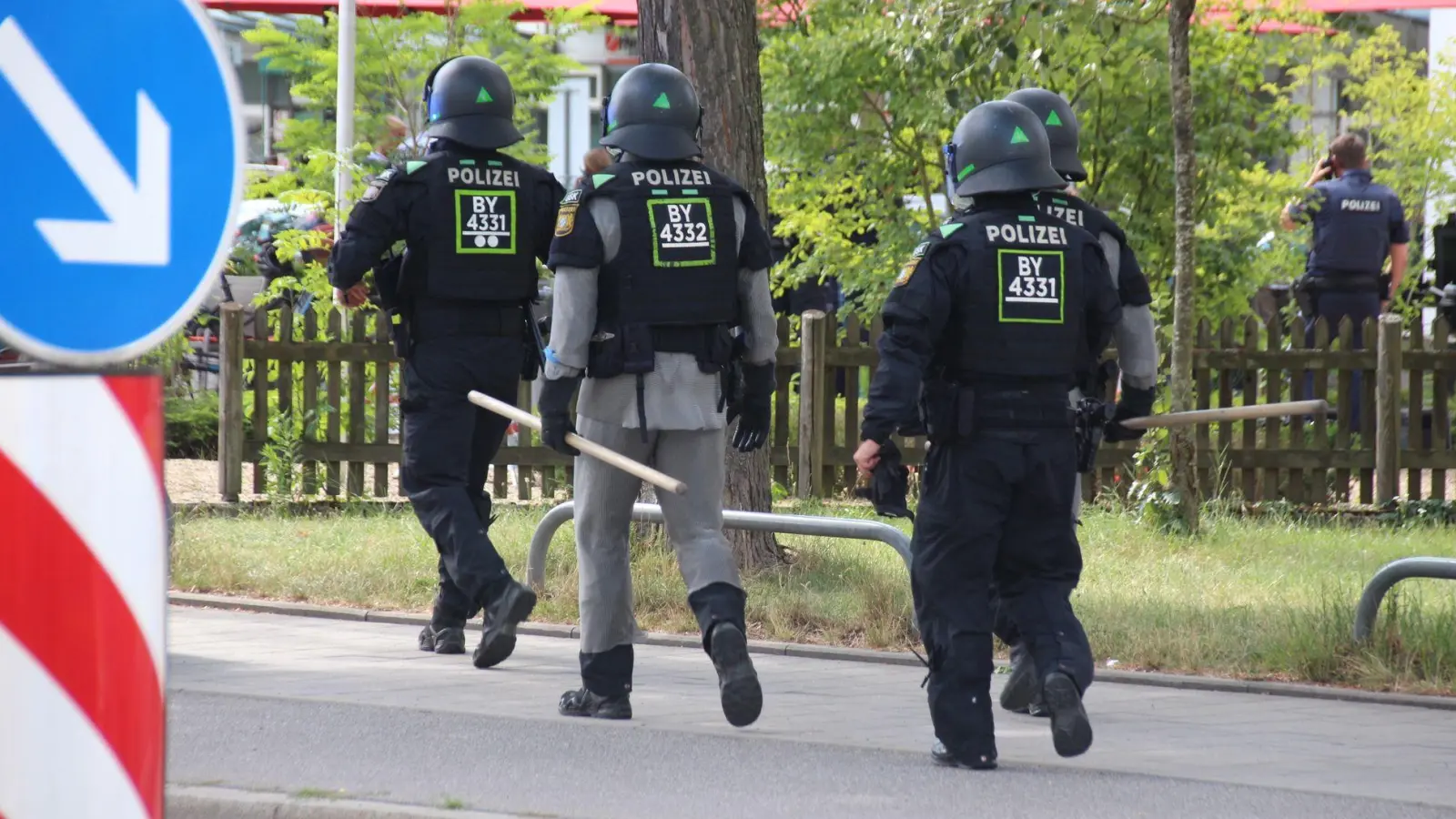 Polizisten sind in Regensburg im Einsatz.  (Foto: Moller-Schuh/Vifogra MEDIA/dpa)