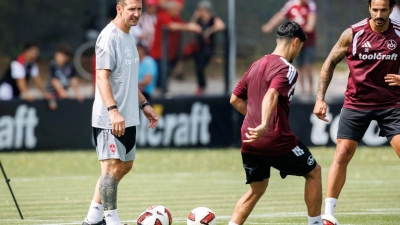  Miroslav Klose (l) geht beim 1. FC Nürnberg in seine dritte Saison als Trainer. (Archivbild) (Foto: Daniel Karmann/dpa)