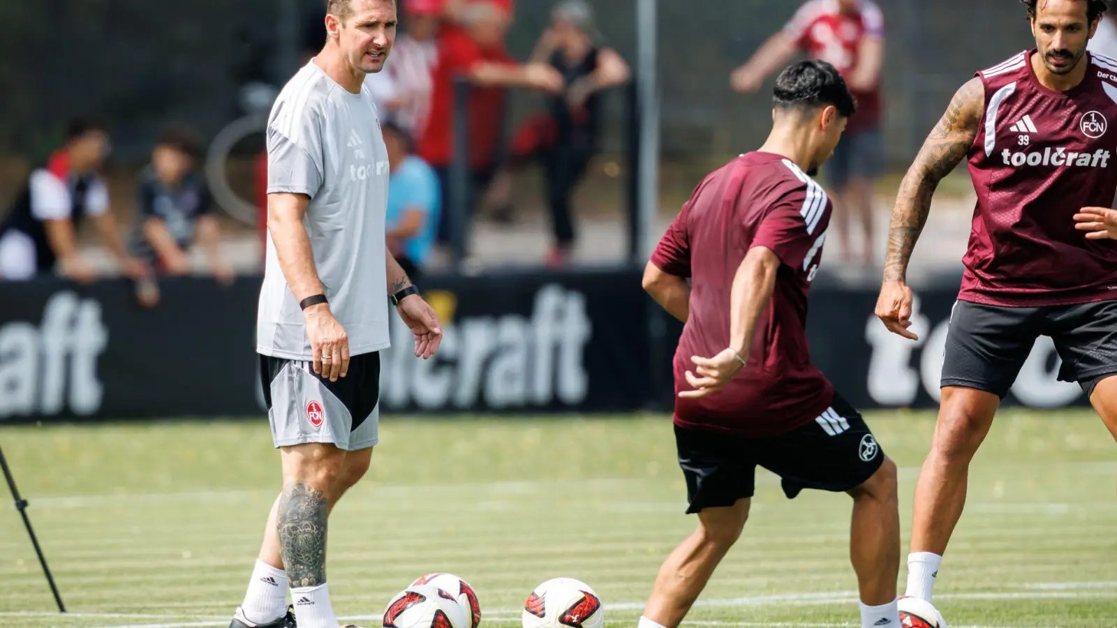  Miroslav Klose (l) geht beim 1. FC Nürnberg in seine dritte Saison als Trainer. (Archivbild) (Foto: Daniel Karmann/dpa)