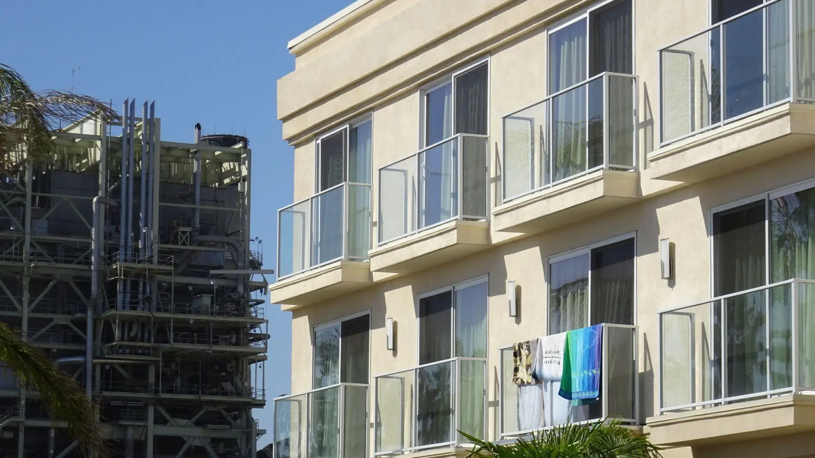 Vor dem Hotelbalkon wird gebaut? Das ist nicht gerade das, was man sich vom Urlaub erhofft. (Foto: Andrea Warnecke/dpa-tmn)