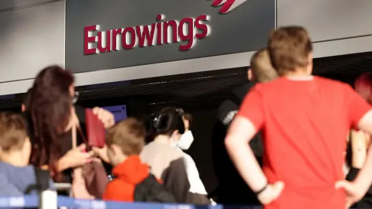 Passagiere am Check-in-Schalter von Eurowings im Flughafen Düsseldorf. (Foto: David Young/dpa)