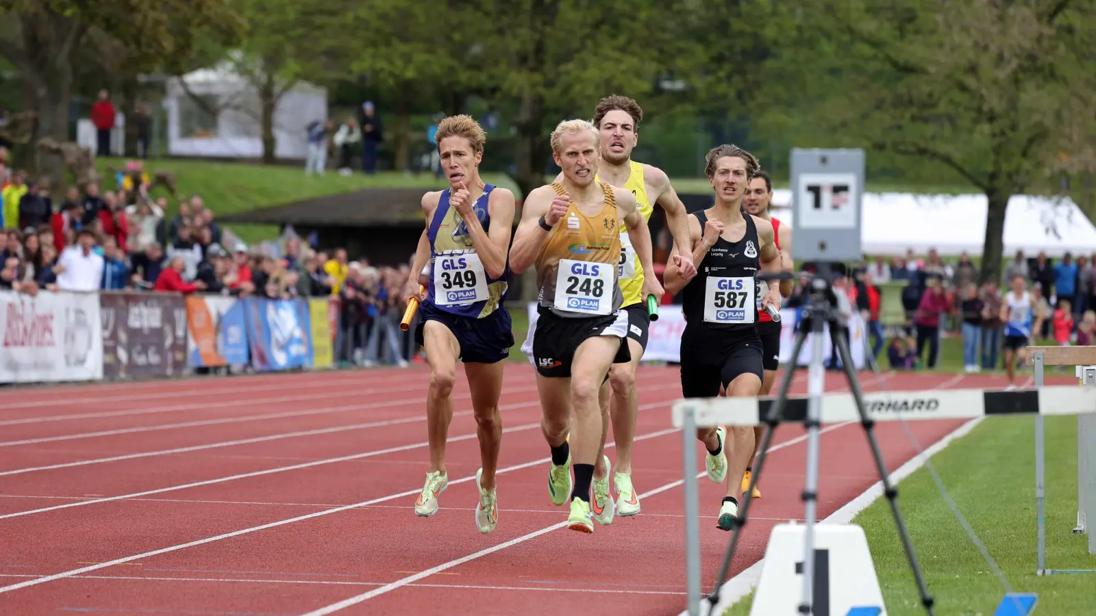 Hindernisläufer Florian Bremm (Nummer 248) hielt auf der Zielgeraden dagegen und sicherte den Titel für die LSC Höchstadt. (Foto: Theo Kiefner)