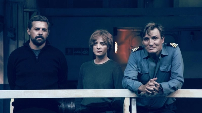 Roscovitz (Klaas Heufer-Umlauf, l-r), Charlie Wagner (Leonie Benesch) und Alban (Oliver Masucci) in einer Szene des  Ökothrillers „Der Schwarm“. (Foto: Fabio Lovino/ZDF/dpa)