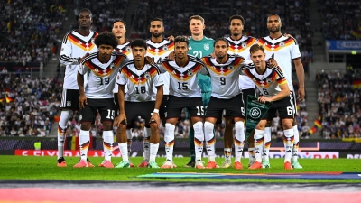 Die DFB-Elf posiert vor dem Anpfiff für das Teamfoto.  (Foto: Tom Weller/dpa)