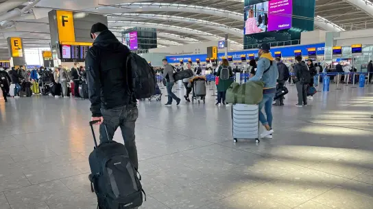 Am britischen Flughafen Heathrow wollen Beschäftigte des Bodenpersonals ab dem 16. Dezember streiken. Das könnte die Pläne vieler Reisenden durcheinanderbringen. (Foto: Jonathan Brady/PA Wire/dpa/Archiv)