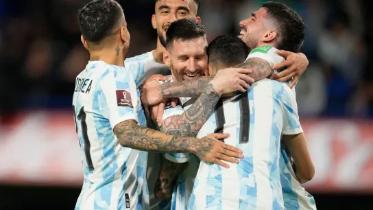 Argentiniens Lionel Messi (Mitte) feiert mit seinen Mannschaftskameraden. (Foto: Natacha Pisarenko/AP/dpa)