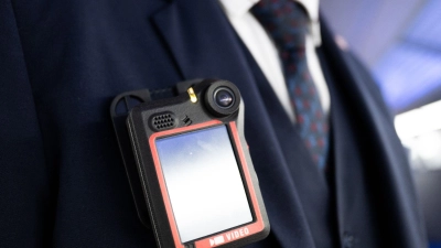 Die Bodycams der Bahn-Beschäftigten zeichnen nur Bildmaterial auf. Die Bahn hofft, dass die gesetzlichen Voraussetzungen auch für eine Tonaufzeichnung geschaffen werden.  (Foto: Florian Wiegand/dpa)
