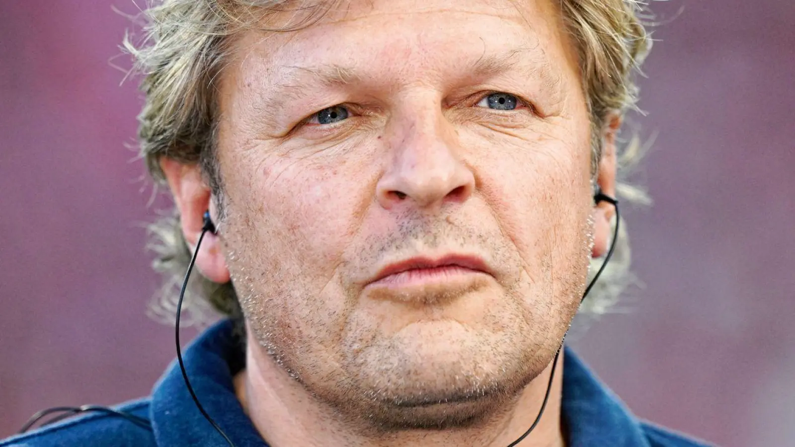 Schalkes Sportdirektor Youri Mulder freut sich über noch einen weiteren Neuzugang für den Angriff. (Foto: Uwe Anspach/dpa)