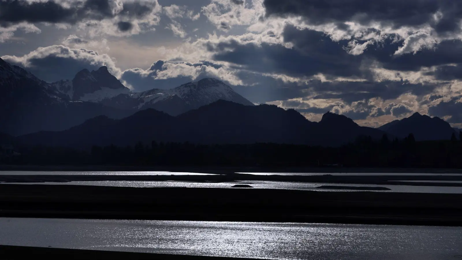 An der Höfats bei Oberstdorf ist nach einem Absturz ein 67 Jahre alter Mann ums Leben gekommen (Archivbild).  (Foto: Karl-Josef Hildenbrand/dpa)