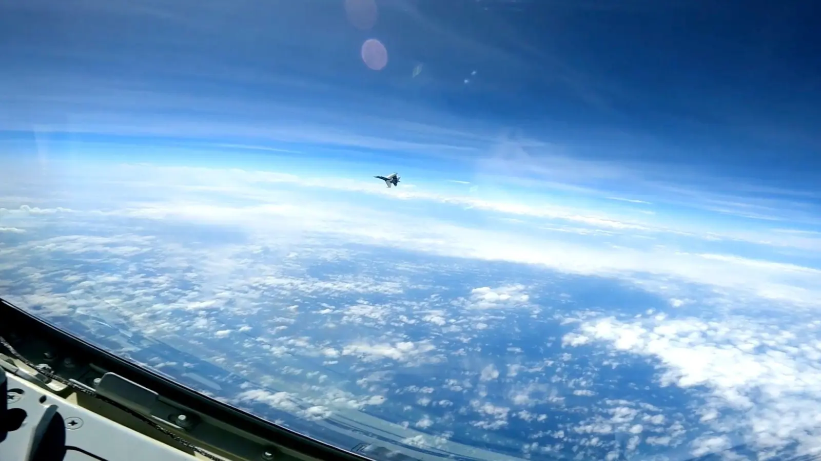 Auf diesem Standbild aus einem von der US-Marine zur Verfügung gestellten Video fliegt ein chinesisches J-16-Kampfflugzeug am Freitag nahe an ein US-Flugzeug vom Typ RC-135 heran, das im internationalen Luftraum über dem Südchinesischen Meer fliegt. (Foto: Uncredited/U.S. Navy/AP)