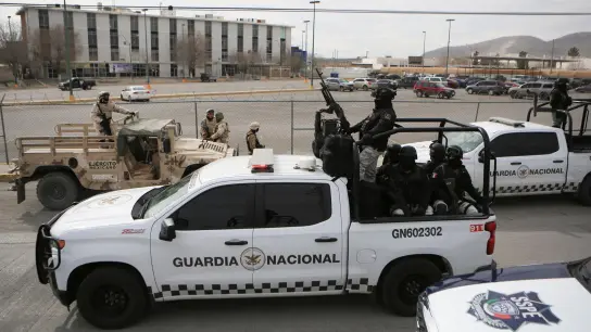 Die Mexikanische Nationalgarde hält Wache vor dem Staatsgefängnis. (Foto: Christian Chavez/AP/dpa)