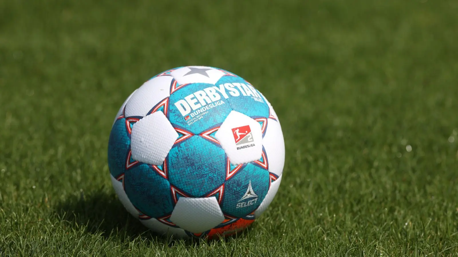 Ein Spielball der 2. Bundesliga liegt auf dem rasen. (Foto: Guido Kirchner/dpa/Symbolbild)