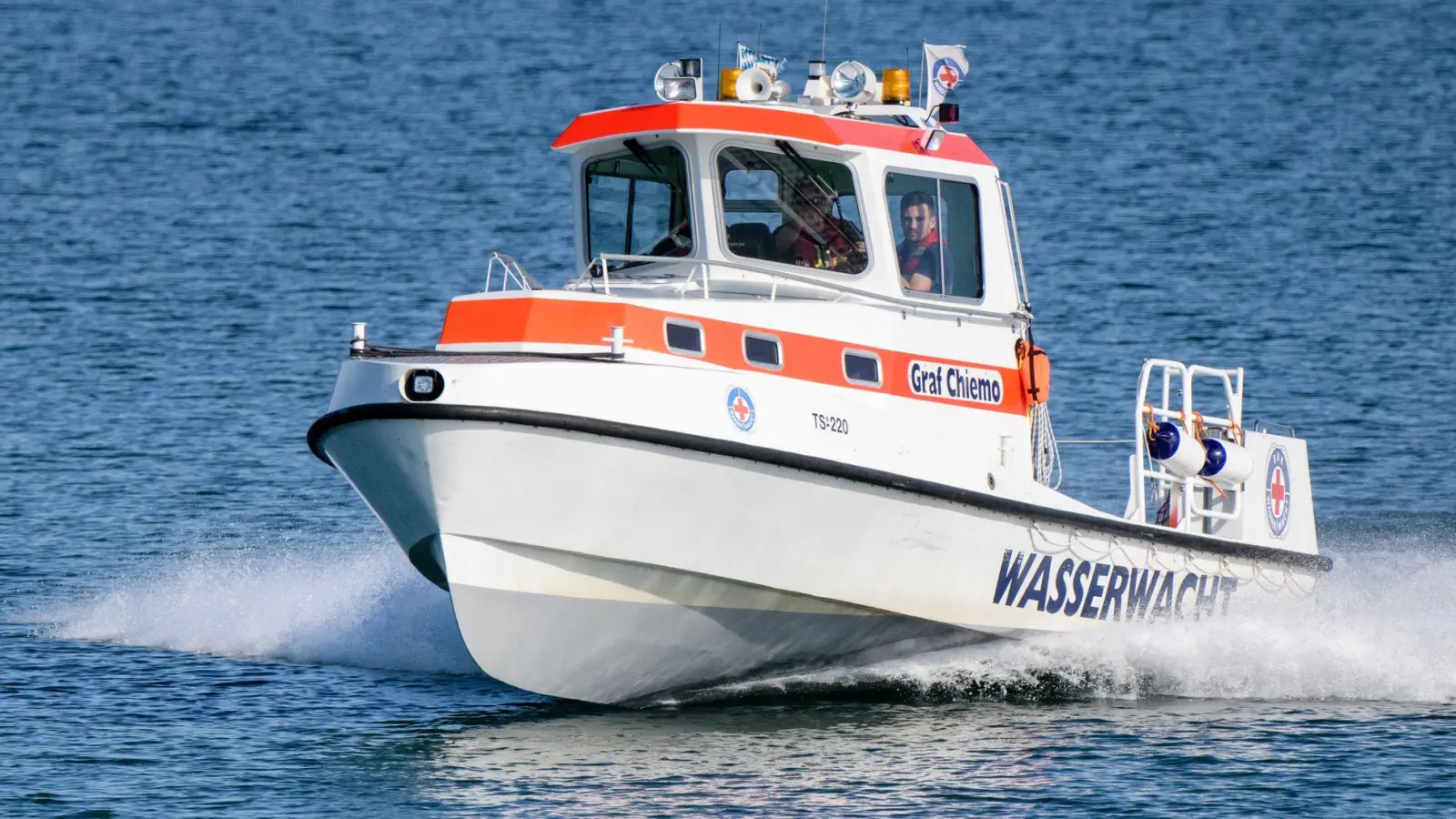 Im Chiemsee wird nach einem 85-jährigen Surfer gesucht. (Archivfoto) (Foto: Matthias Balk/dpa)