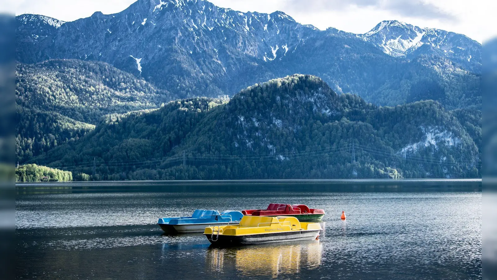 Auf dem Kochelsee sind nachts fünf Menschen in Lebensgefahr geraten. (Symbolbild) (Foto: Matthias Balk/dpa)